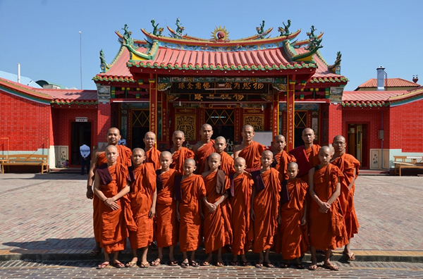 缅甸寺庙的中华才艺携手缅甸歌舞登上“福庆大舞台”