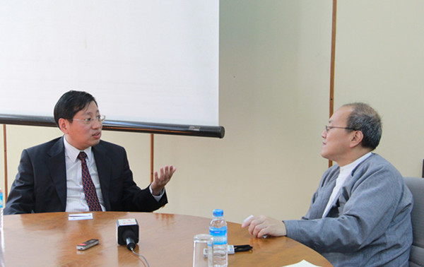 驻缅甸大使洪亮春节前夕走访仰光高校并看望慰问中国留学生