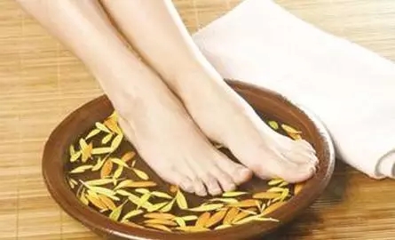 用这种叶子泡脚，对女人太管用了！真能帮你远离痛经！