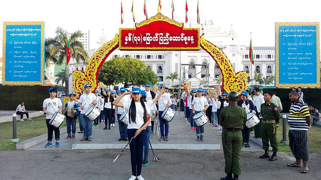 为隆重庆祝即将来临的七十周年联邦节，仰光市政府在“苏丽”公园举行阅兵演练