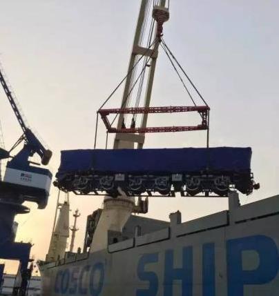 中国出口缅甸内燃机车在大连装船启运