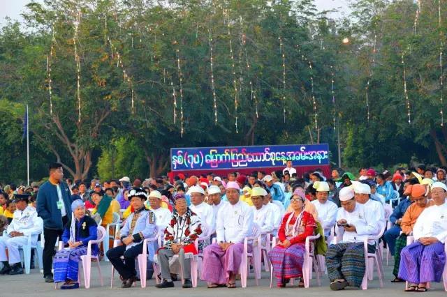 联邦节庆祝仪式盛大举行 总统贺词呼唤和平