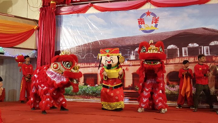 南中校友会举行丁酉年迎春敬老联欢晚会-华轩