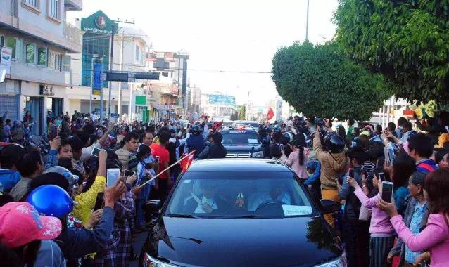 东枝市万人空巷欢迎杜昂山素季