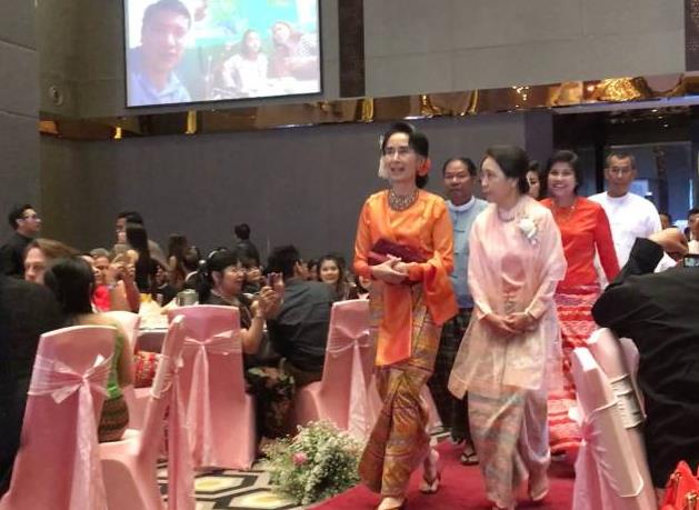 与昂山素季共度平安夜的一小时——姚颖