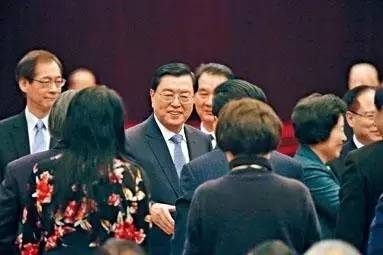 张德江忠告港人：整天玩政治会玩死自己