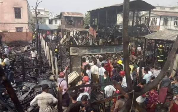 曼德勒一当铺失火 熊熊大火吞噬近百辆摩托汽车 整条街道化为灰烬