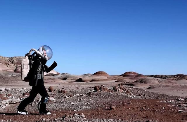 穿上它 宇航员终于能在太空中用“用脚走路”