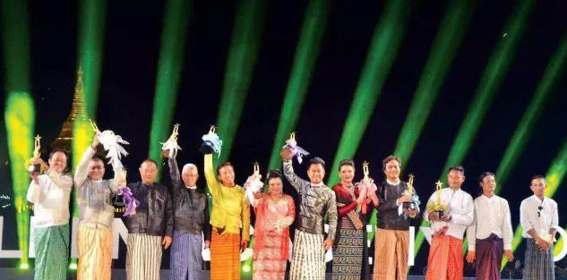 仰光人民广场上-连续两晚举办两大节庆活动-（图片集）