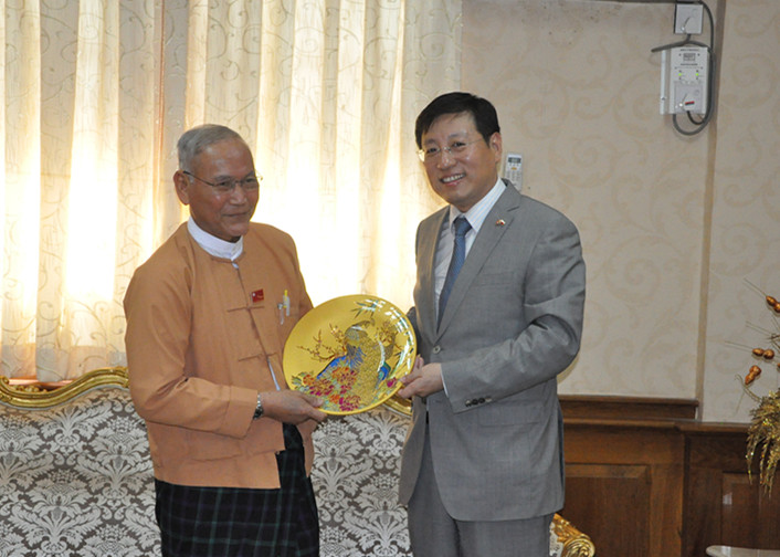 驻缅大使访问伊洛瓦底省并看望当地华人华侨代表