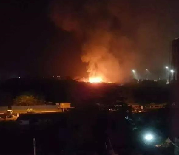 一家国营企业突发大火 消防局出动五十多辆车前往救援