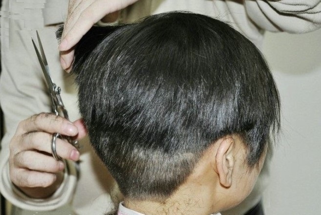 《小小说》   <MAN CUT>剪男人-丘文