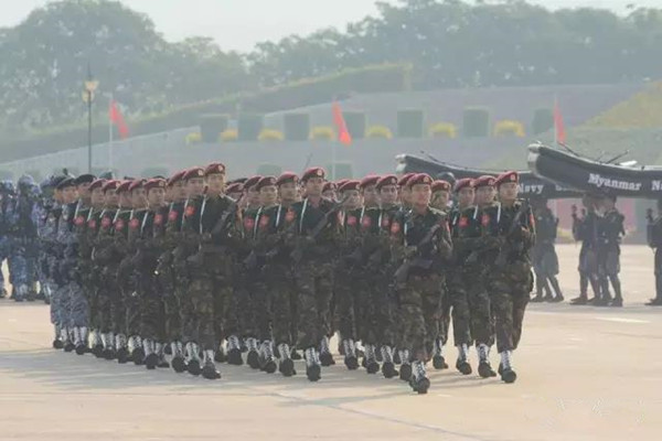 缅甸女特种兵亮相阅兵式