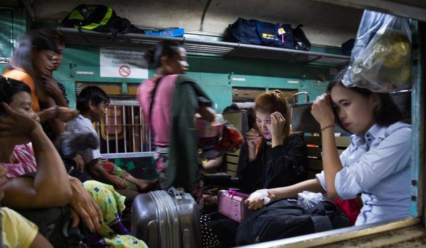 缅甸传统新年到来 民众挤火车渡船返乡（组图）