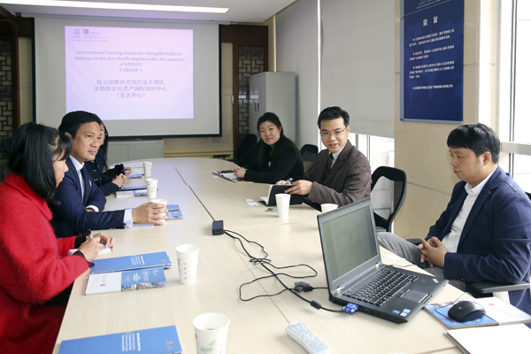 仰光历史遗产基金会主席一行访问亚太中心