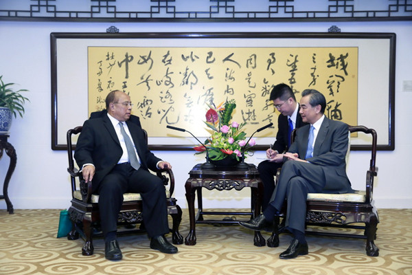 王毅部长会见缅甸国家安全顾问当吞