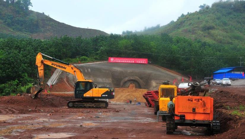 中老铁路加紧隧道施工（组图）