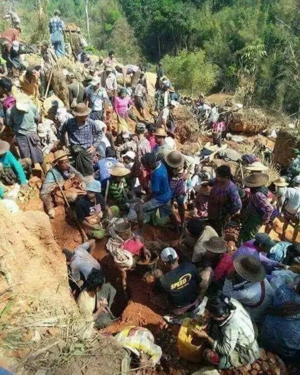 实皆省村民发现金矿 上百人不分昼夜开挖淘金