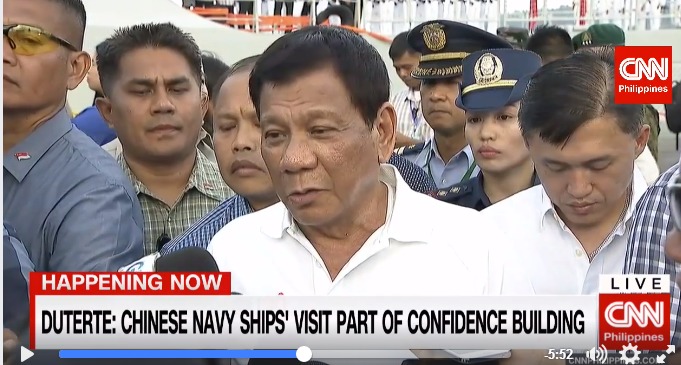 杜特尔特戴中国军帽登访中方军舰 称印象深刻