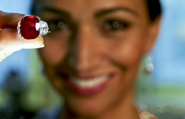 缅甸红宝石3033万美元成交 红宝石或成今夏潮流