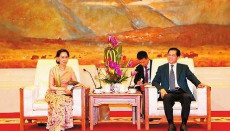 云南省委书记会见国务资政昂山素季