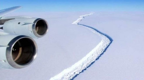 外媒：南极冰架裂缝加大 可能形成最大的冰山(图)