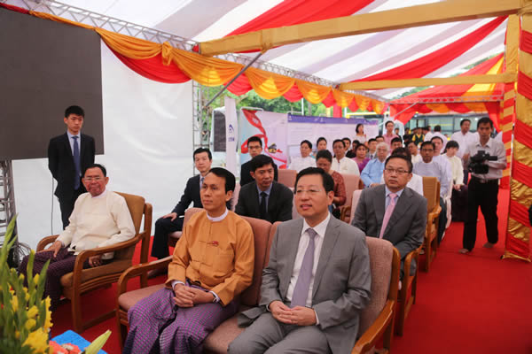 中国出口缅甸仰光公交车移交仪式在仰光人民广场举行