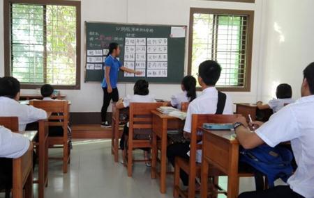 缅甸华校生赴友邻学校进行课堂教学实习(图)
