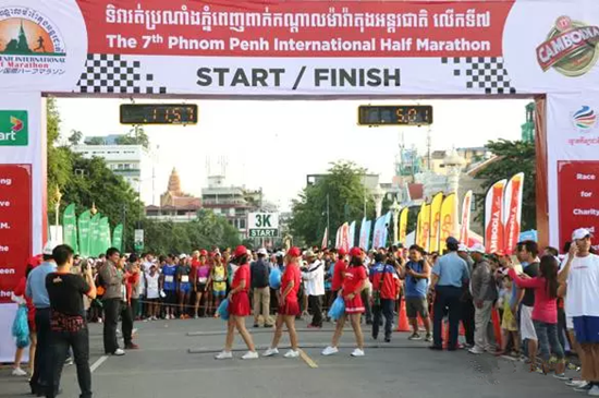 5000人参加柬埔寨金边国际半程马拉松赛