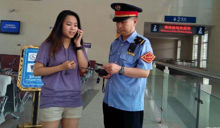 暖心！缅甸留学生行李落动车上 工作人员帮忙寻物