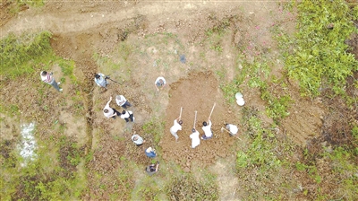 为寻一远征军老兵墓地，云南施甸一高速公路项目停工三天