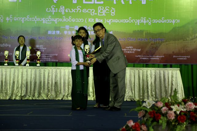 缅甸小学生绘画传递中缅胞波情