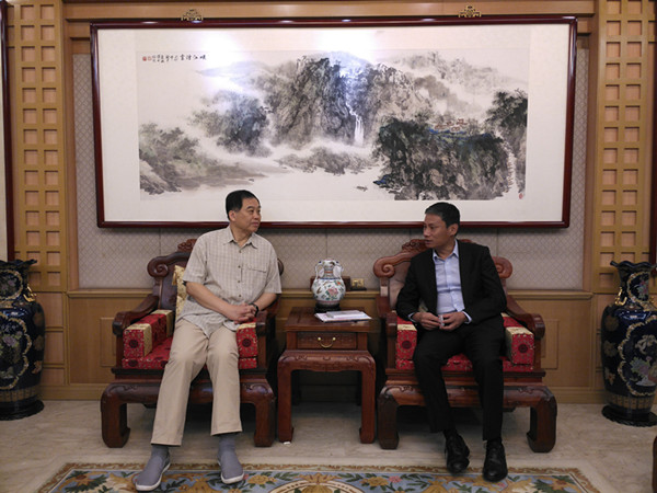 陈辰代办会见江苏扬州市政协主席朱民阳