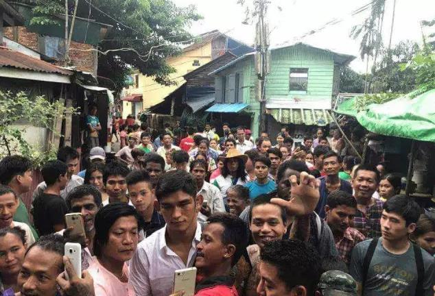 昂腊N桑掮着金腰带 登门慰问观战突死铁杆粉丝家属