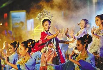 泰国民众以花船蜡烛欢庆双佛节