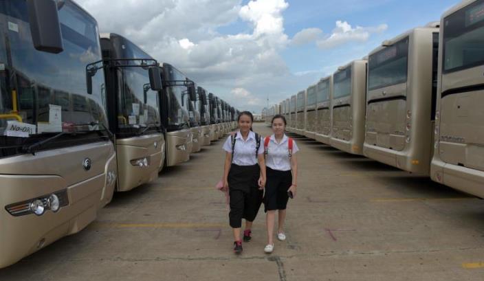 中国赠柬埔寨 百辆巴士