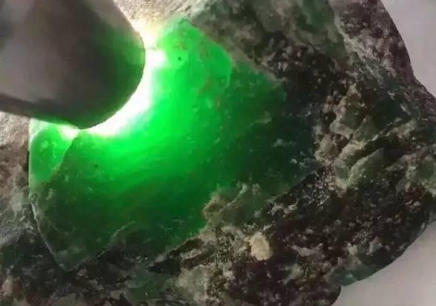 缅甸翡翠公盘进城人数同比翻倍 将从源头上带动翡翠价格上涨