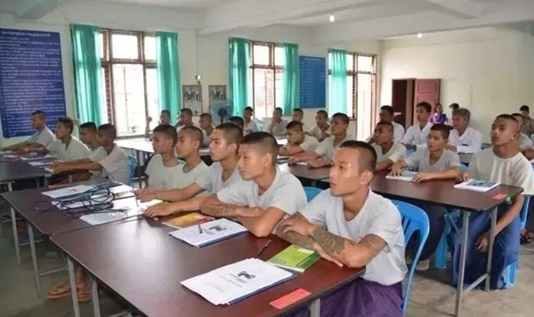 德宏携手银翔机车为缅甸青少年送技能