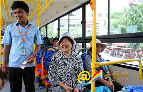 金边大街上的中国公交