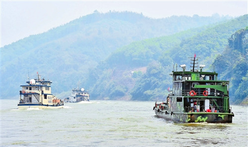 中国外交 走近世界舞台中心