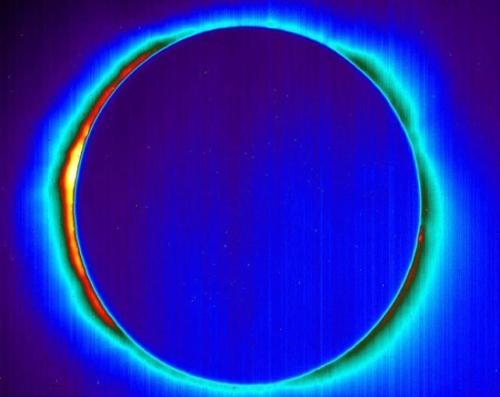 NASA公布离地5万英尺日食照片 助解开日冕谜题(图)