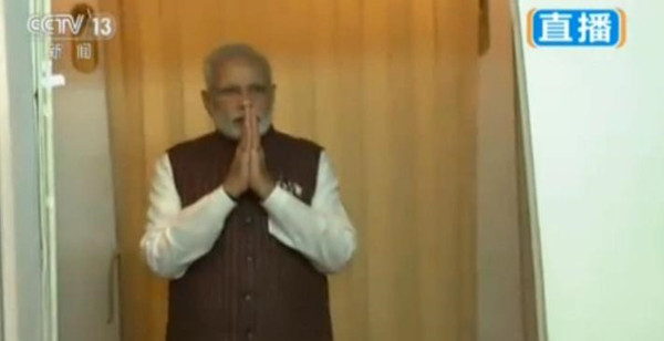 莫迪乘专机大雨中抵达厦门 面带笑容(图)