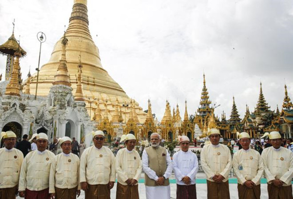 印度总理莫迪双手合十跪地祷告