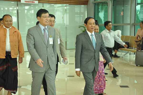 驻缅甸大使洪亮迎接缅甸联邦议会人民院议长吴温敏访华回国