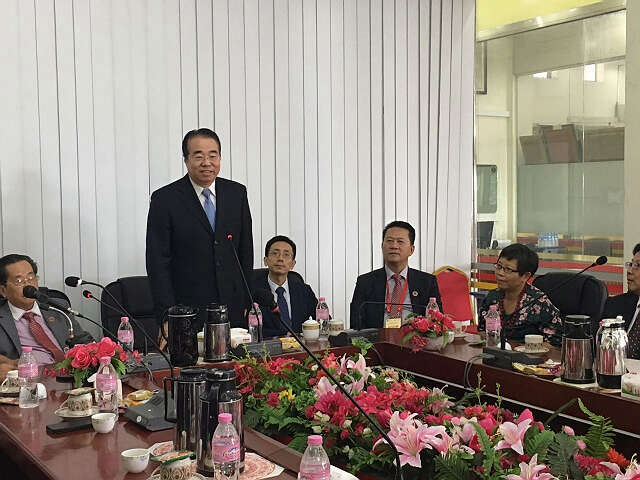 中国海外交流协会副会长许又声与缅华各界侨团代表举行座谈会