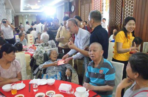 中国驻曼德勒刁明副总领事应邀出席金多堰慈善总会举办的敬老活动