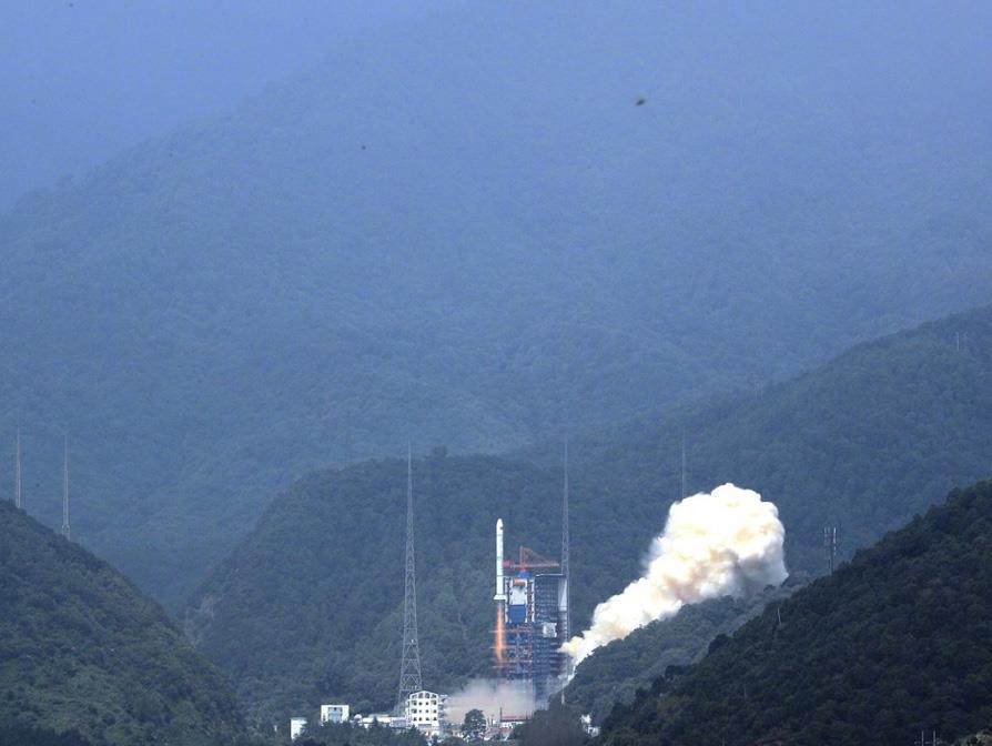 中国长征二号丙火箭成功进行“一箭三星”发射