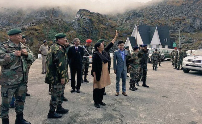 印度女防长到访边境 与解放军面对面问好