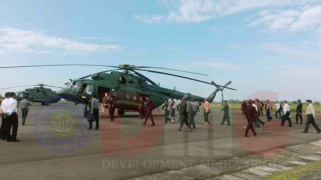 杜昂山素季飞往茂都视察（图片新闻）