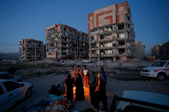 两伊大地震死亡人数升至456人 至少7000人受伤